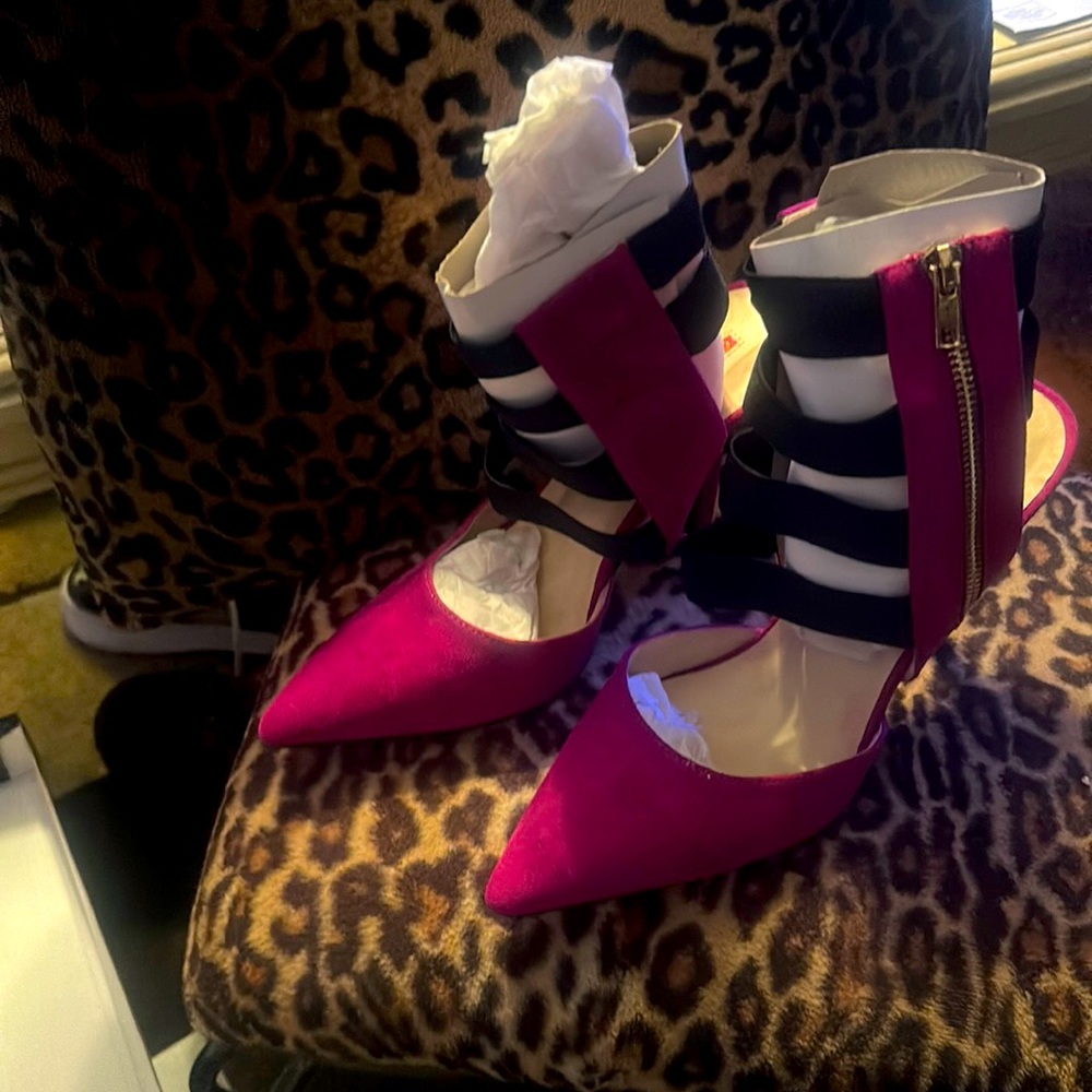 fuchsia zipper up the outter ankles